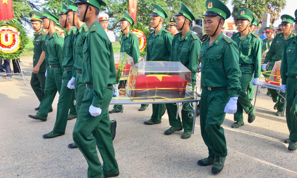 An táng hài cốt quân tình nguyện Việt Nam hy sinh ở Campuchia.