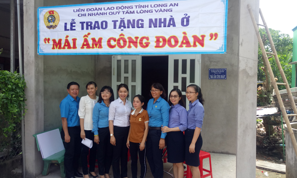 Bến Lức: Trao tặng mái ấm công đoàn