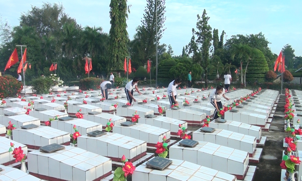 Đức Hòa, Bến Lức: Lễ viếng nghĩa trang liệt sỹ nhân kỷ niệm 72 năm Ngày Thương binh &#8211; Liệt sỹ