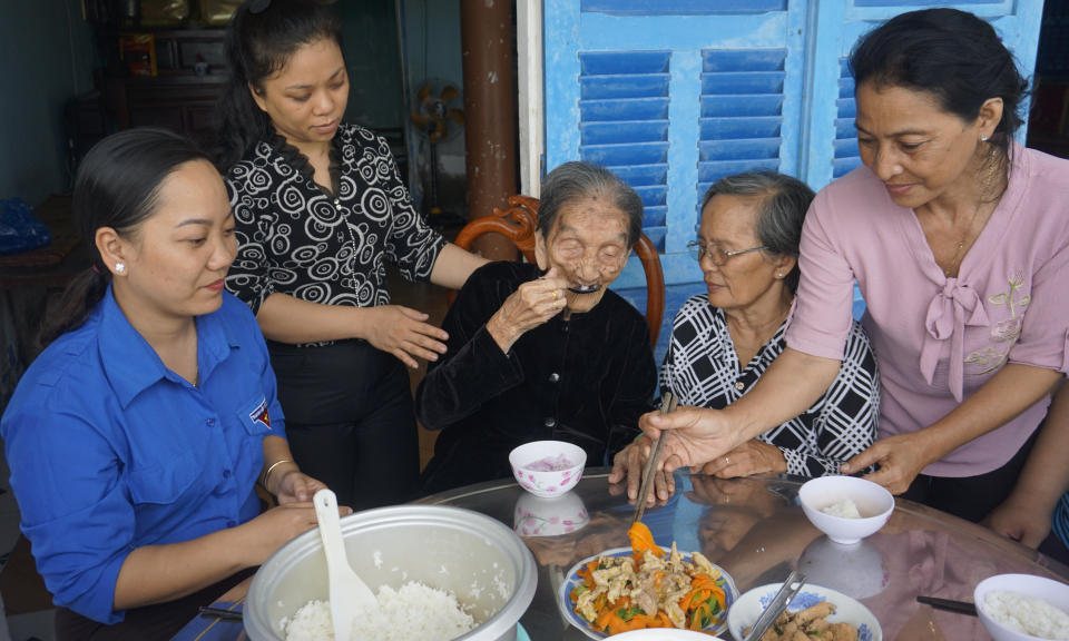 Tuổi trẻ Bến Lức với chương trình “Bữa cơm nghĩa tình”