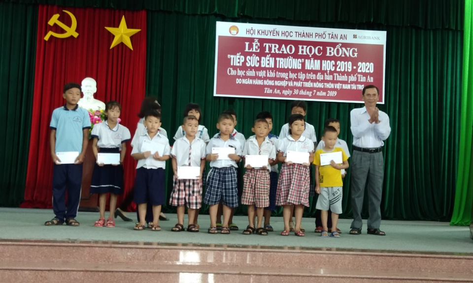 TP Tân An: Trao học bổng “Tiếp sức đến trường”