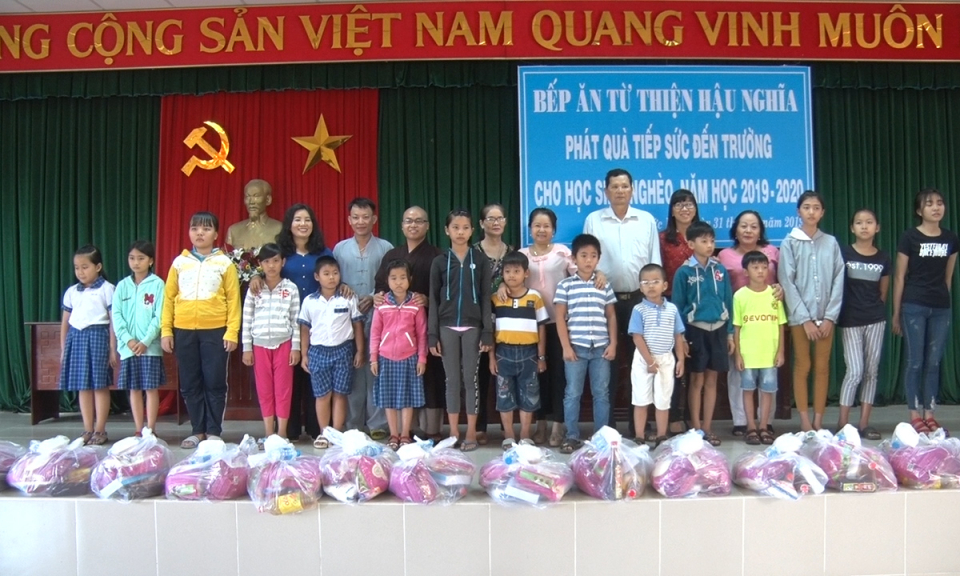 Đức Hòa: Tặng quà cho học sinh nghèo