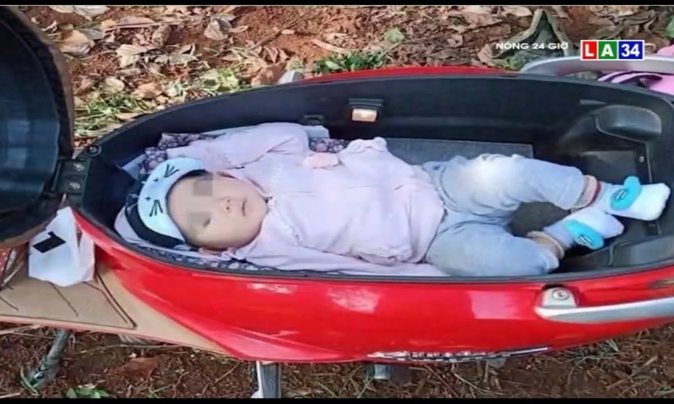 Camera nóng | Phát hoảng mẹ để con vào cốp xe để làm rẫy