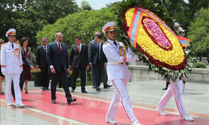 Thủ tướng Cộng hòa Armenia Nikol Pashinyan vào Lăng viếng Chủ tịch Hồ Chí Minh