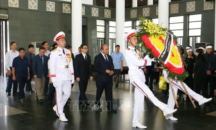 Thủ tướng viếng, chia buồn với gia đình Giáo sư Hoàng Tụy