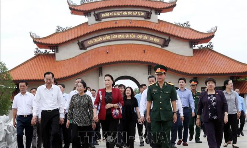 Chủ tịch Quốc hội tưởng niệm các Anh hùng Liệt sỹ tại TP Hồ Chí Minh