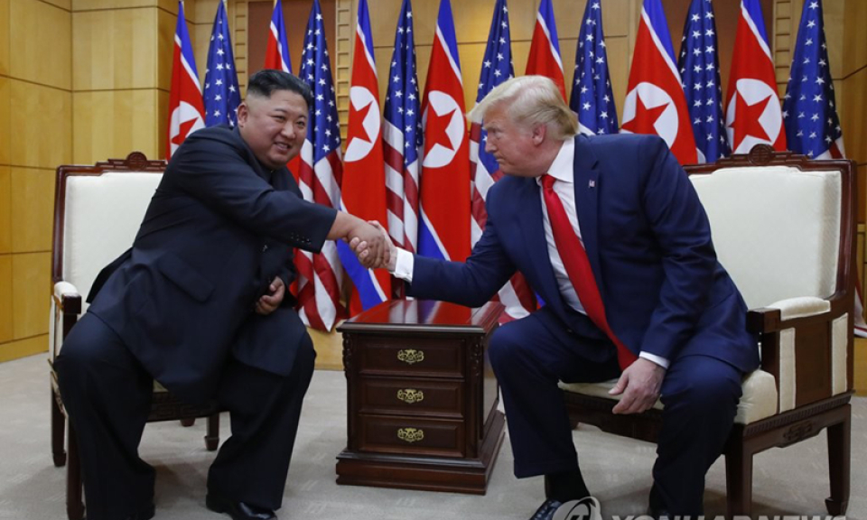 Bước chân “lịch sử” và những bất ngờ trong cuộc gặp Trump-Kim tại DMZ