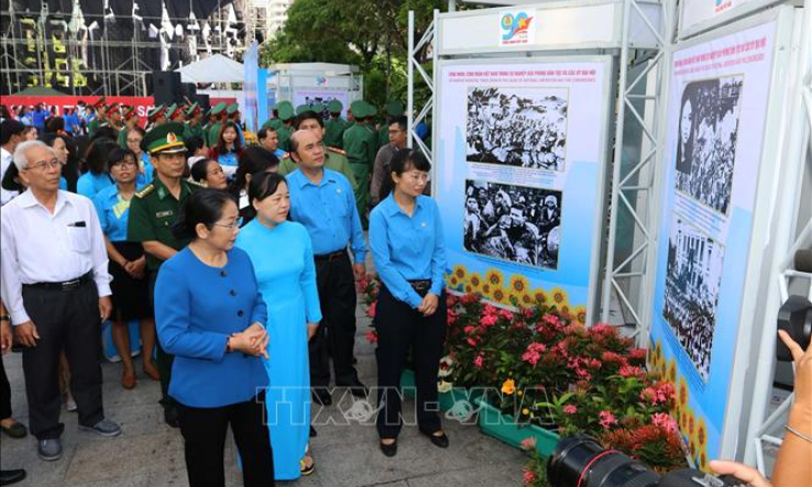 Triển lãm ảnh &#8216;Công đoàn Việt Nam 90 năm một chặng đường lịch sử&#8217;