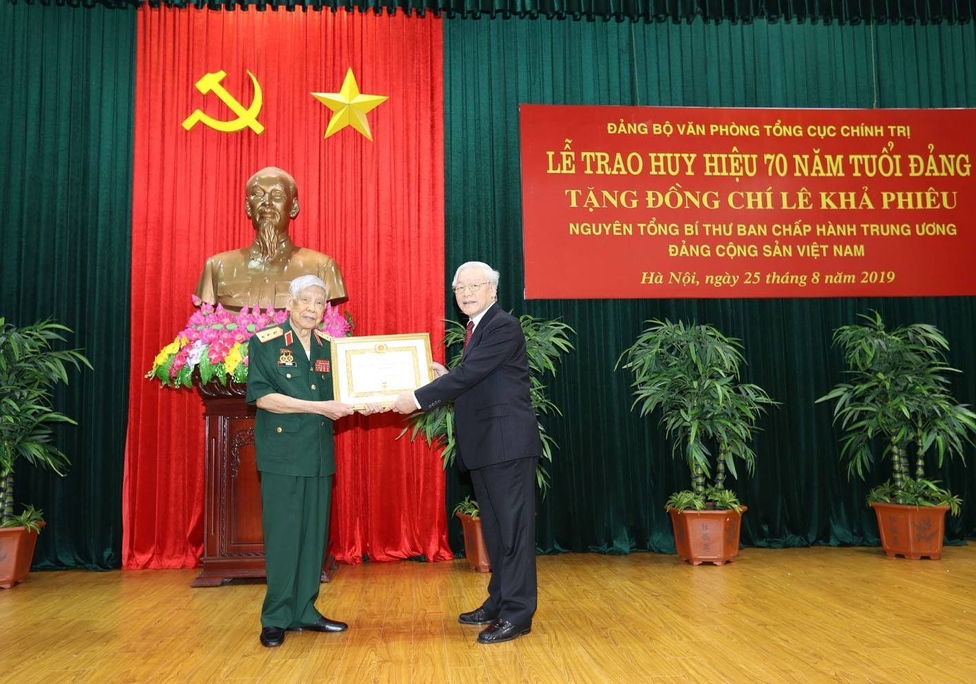 Trao huy hiệu 70 năm tuổi Đảng tặng nguyên Tổng bí thư Lê Khả Phiêu