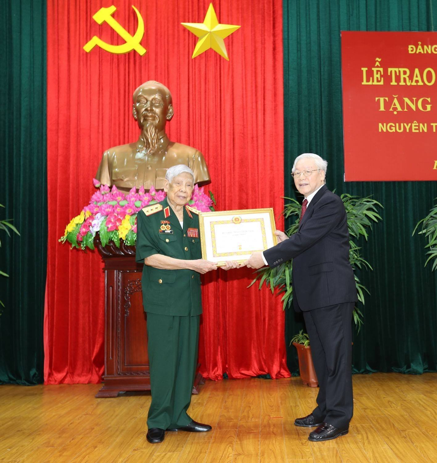 Trao huy hiệu 70 năm tuổi Đảng tặng nguyên Tổng bí thư Lê Khả Phiêu