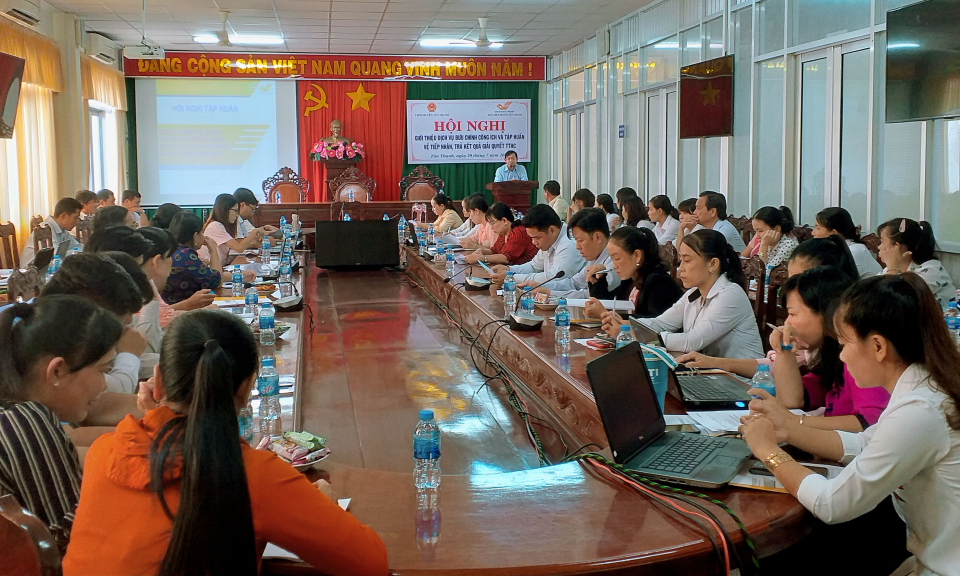 Tân Thạnh: Tập huấn nghiệp vụ tiếp nhận và trả kết quả giải quyết thủ tục hành chính