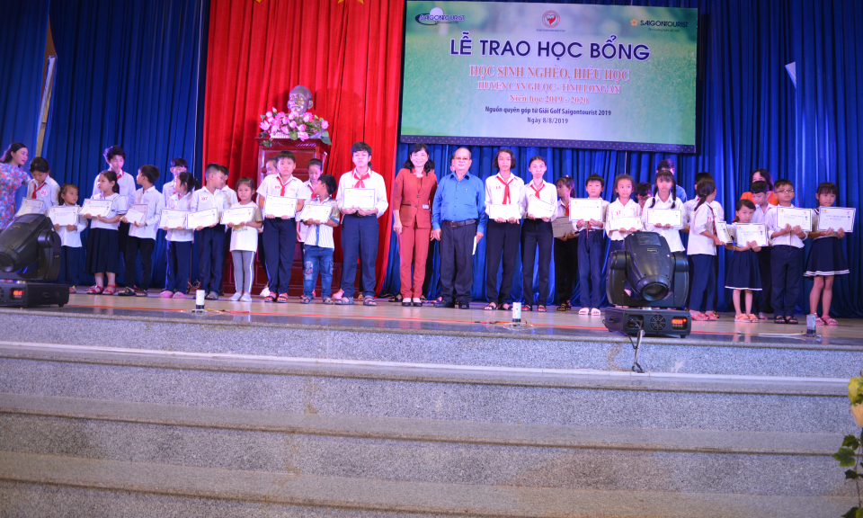 Cần Giuộc: Trao tặng 125 suất học bổng cho học sinh nghèo hiếu học