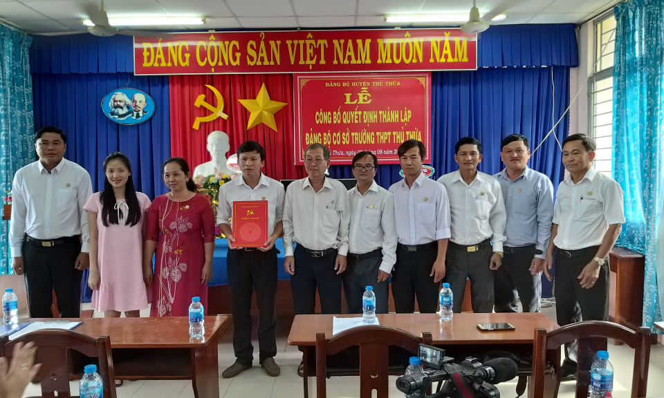 Thủ Thừa: Công bố quyết định thành lập Đảng bộ cơ sở trường THPT Thủ Thừa