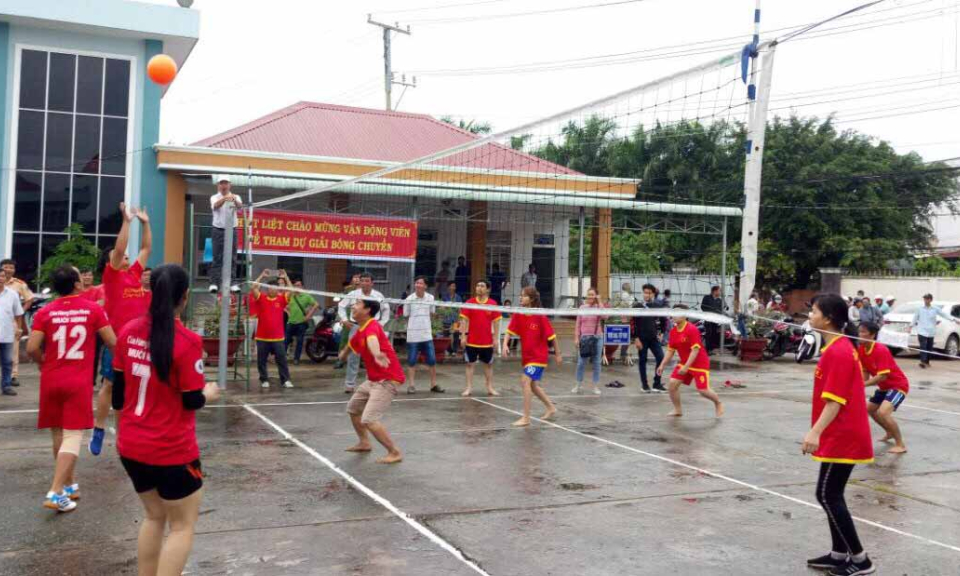 Bến Lức: Giải bóng chuyền nam – nữ chào mừng kỷ niệm Ngày truyền thống lực lượng CAND