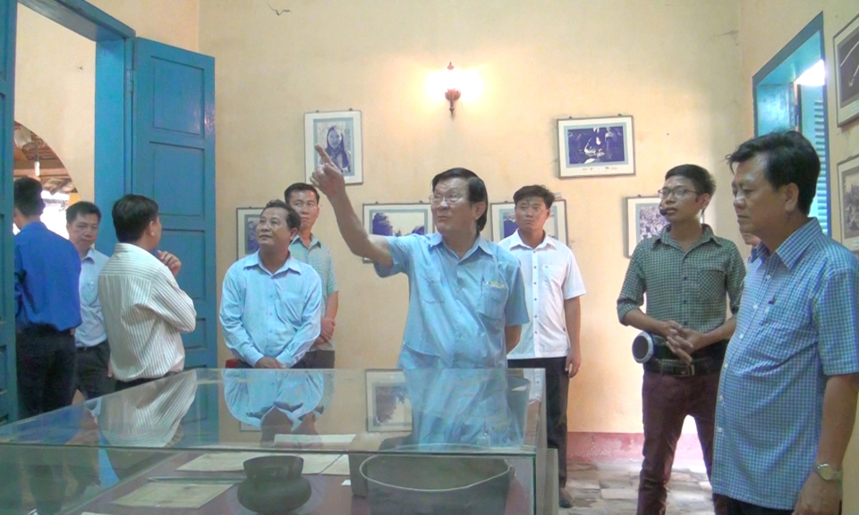 Nguyên chủ tịch nước Trương Tấn Sang thăm cụm di tích ngã tư Đức Hòa
