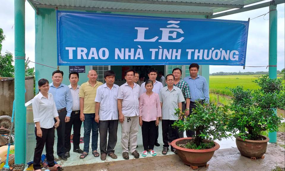 Tân Thạnh: Trao tặng nhà tình thương cho hộ nghèo