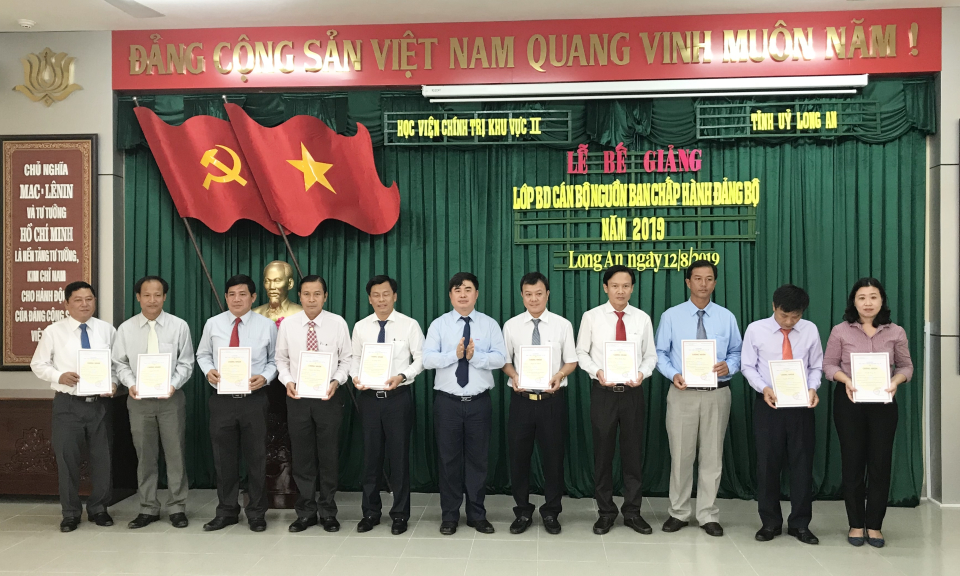 73 học viên hòan thành lớp bồi dưỡng cán bộ nguồn BCH Tỉnh Đảng bộ Long An.