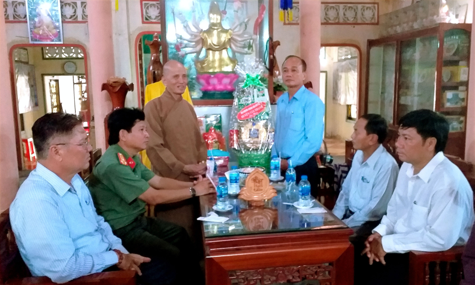 Tân Thạnh, TX Kiến Tường: Thăm và chúc mừng các cơ sở thờ tự nhân dịp Đại lễ Vu Lan