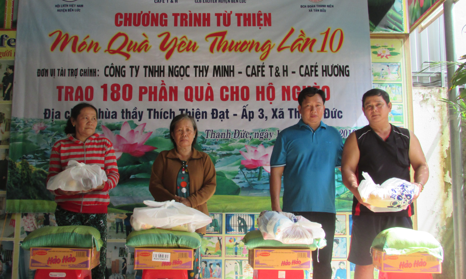 Trao tặng 180 quà cho hộ nghèo tại xã Thạnh Đức