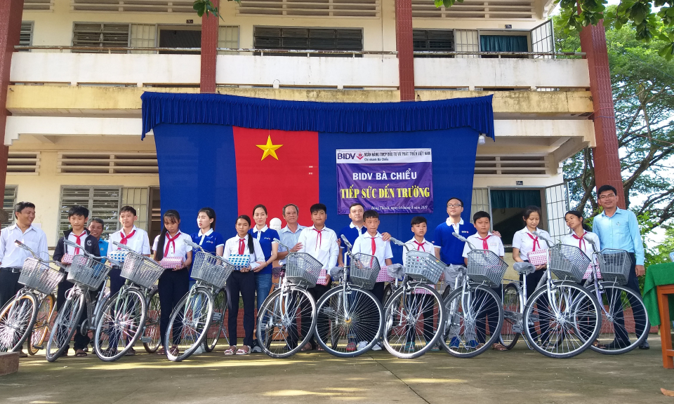 Đức Huệ: Chương trình“Tiếp sức đến trường”, giúp đỡ cho học sinh nghèo vượt khó