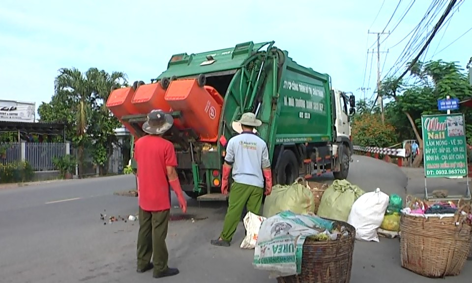 Châu Thành còn khó khăn trong việc thu gom rác