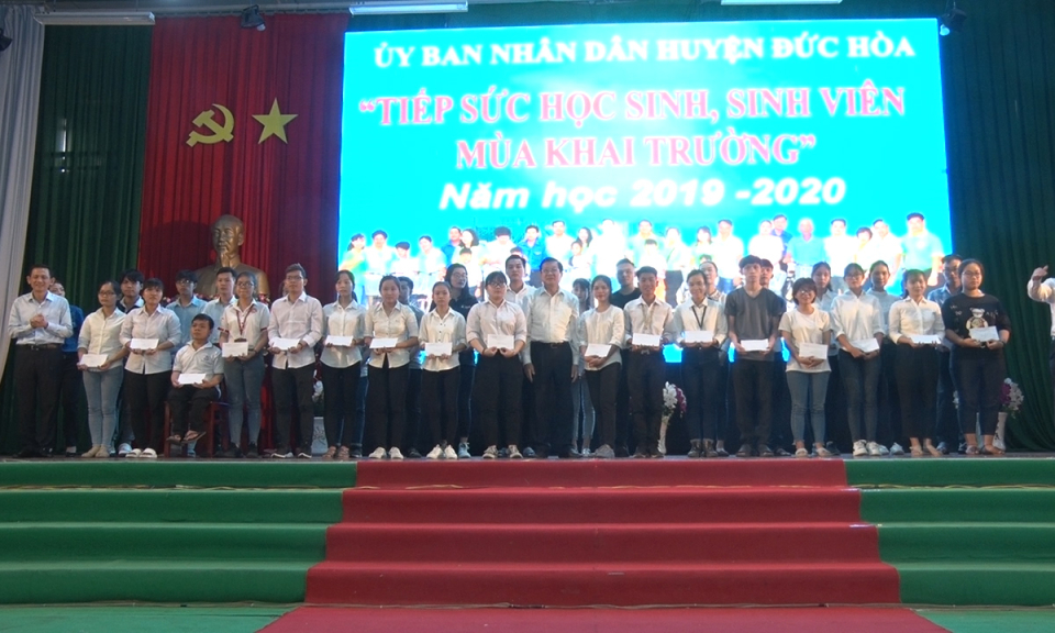 Đức Hòa: Chương trình “Tiếp sức mùa khai trường”