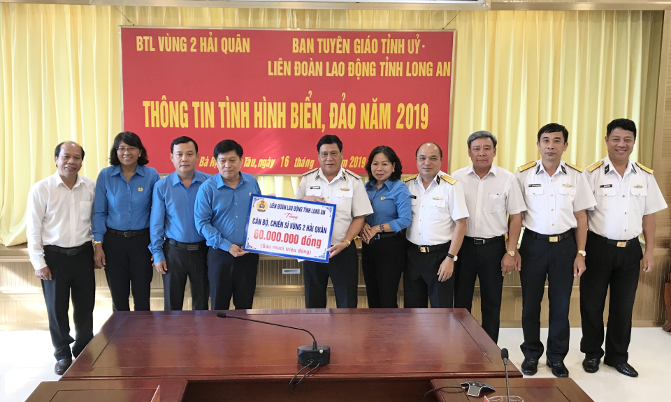 Đòan cán bộ tỉnh Long An thăm Cán bộ chiến sĩ BTL Vùng 2 Hải quân tại Vũng Tàu