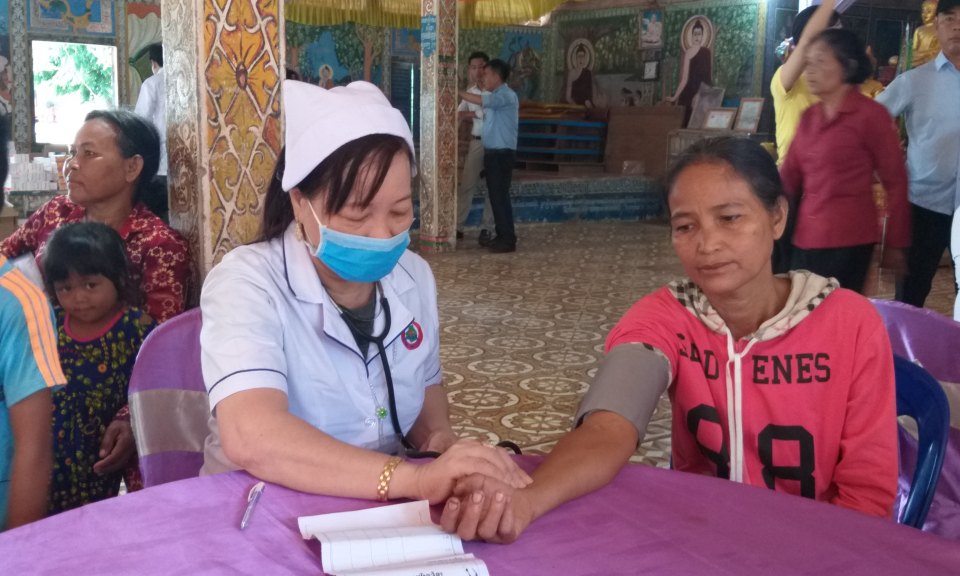 Khám chữa bệnh cho dân nghèo Campuchia gắn tình đoàn kết, hữu nghị