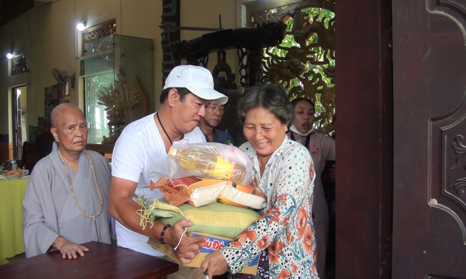 Đức Hòa: Trao quà cho hộ gia đình khó khăn