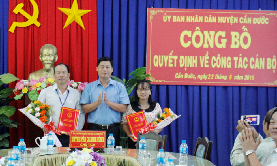 Cần Đước: Trao quyết định bổ nhiệm cán bộ