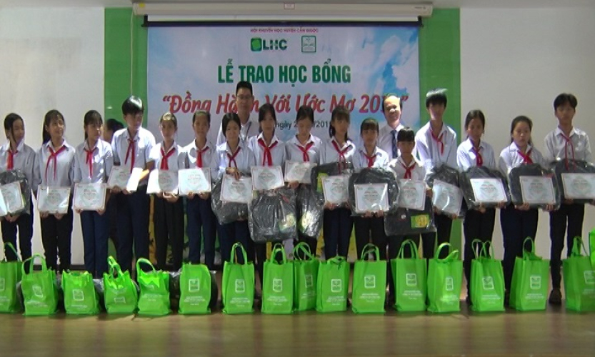 Công ty cổ phần Long Hậu trao học bổng “Đồng hành với ước mơ”
