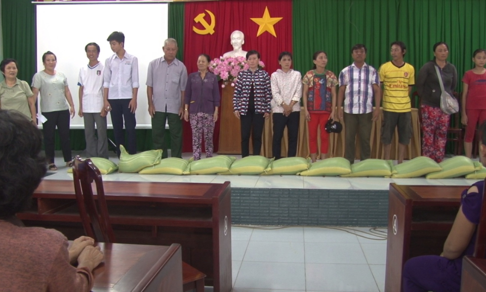 TX Kiến Tường: Trao tặng gạo cho hộ nghèo