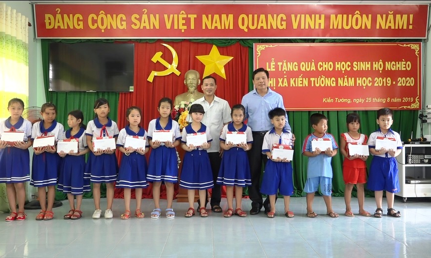 Phó Chủ tịch UBND tỉnh Long An Phạm Tấn Hòa trao quà cho học sinh nghèo