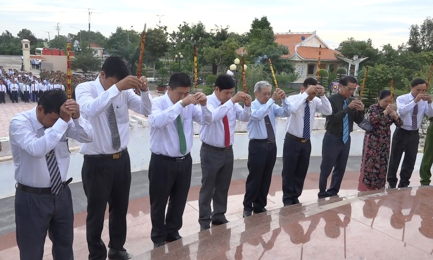 TX Kiến Tường: Viếng nghĩa trang liệt sỹ nhân kỷ niệm 74 Quốc khánh nước CHXHCN Việt Nam