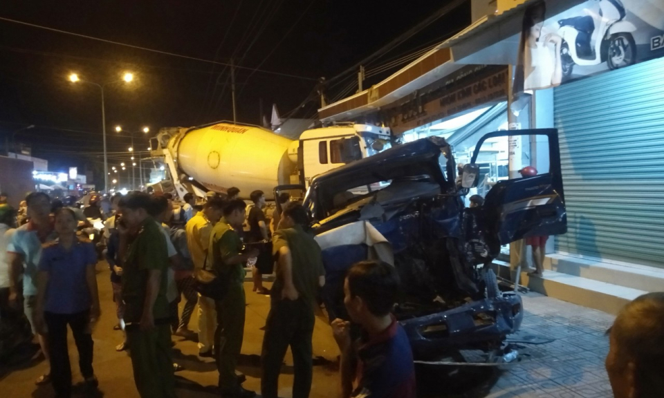 Cần Đước xe ô tô tải đâm vào nhà dân