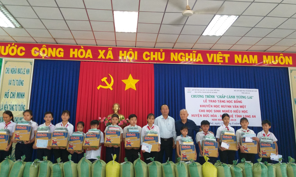 Trao học bổng Huỳnh Văn Bột cho học sinh học giỏi vượt khó
