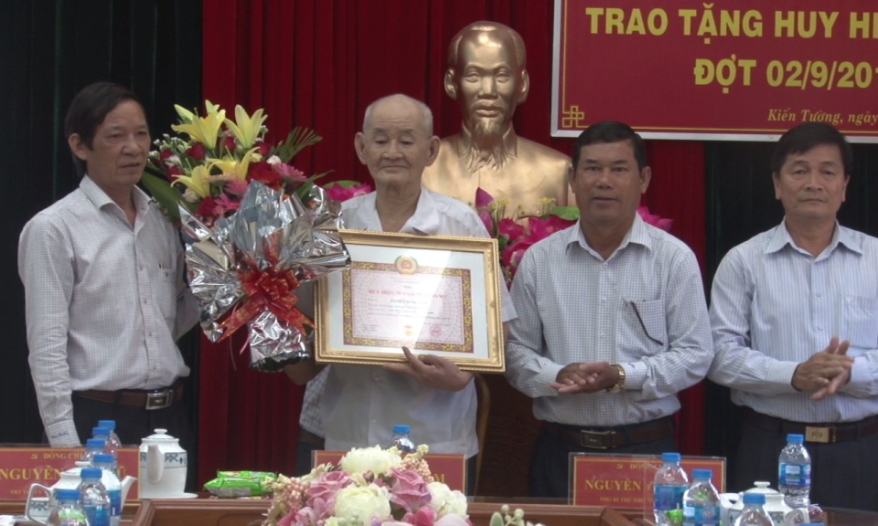 TX Kiến Tường, Cần Đước, Tân Trụ: Trao Huy hiệu Đảng cho đảng viên cao niên