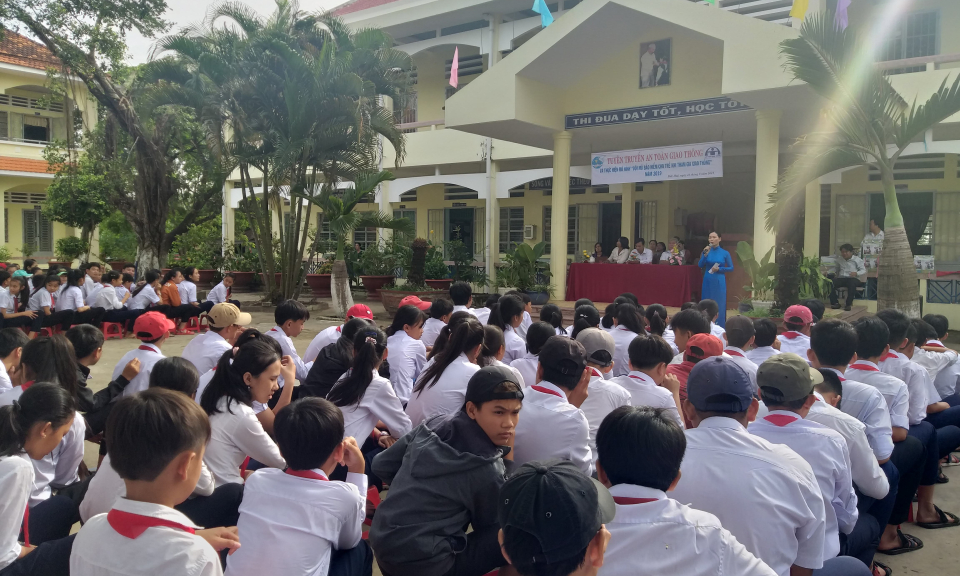 Đức Huệ: Tuyên truyền ATGT và thực hiện mô hình “Đội mũ bảo hiểm cho trẻ khi tham gia giao thông”