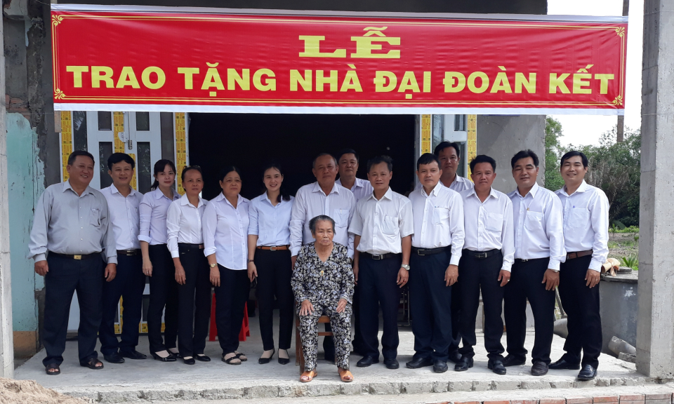Tân Trụ bàn giao 04 căn nhà tình thương cho các gia đình có hoàn cảnh khó khăn