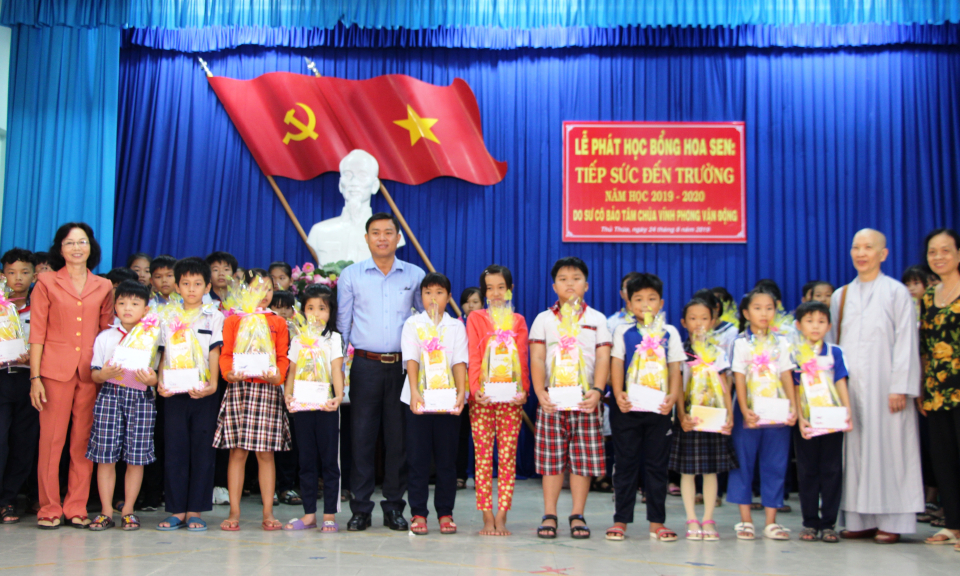 Thủ Thừa trao 190 triệu đồng học bổng cho học sinh, sinh viên có hoàn cảnh đặc biệt khó khăn