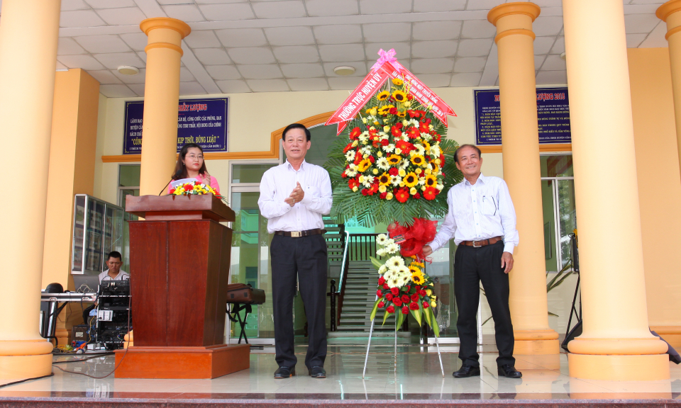 Cần Đước: Họp mặt Ngày truyền thống văn phòng