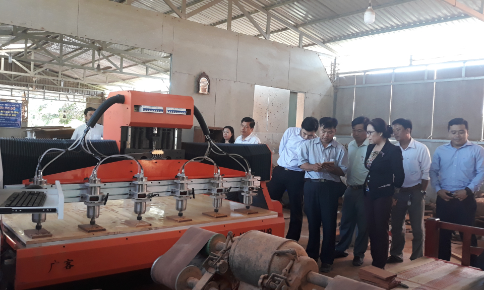 Hỗ trợ ứng dụng máy khắc tự động trong sản xuất gia công gỗ mỹ nghệ