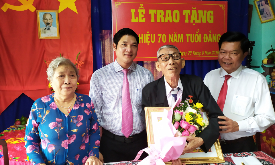 Cần Giuộc, Thủ Thừa, Châu Thành: trao huy hiệu Đảng nhân Quốc Khánh 2/9