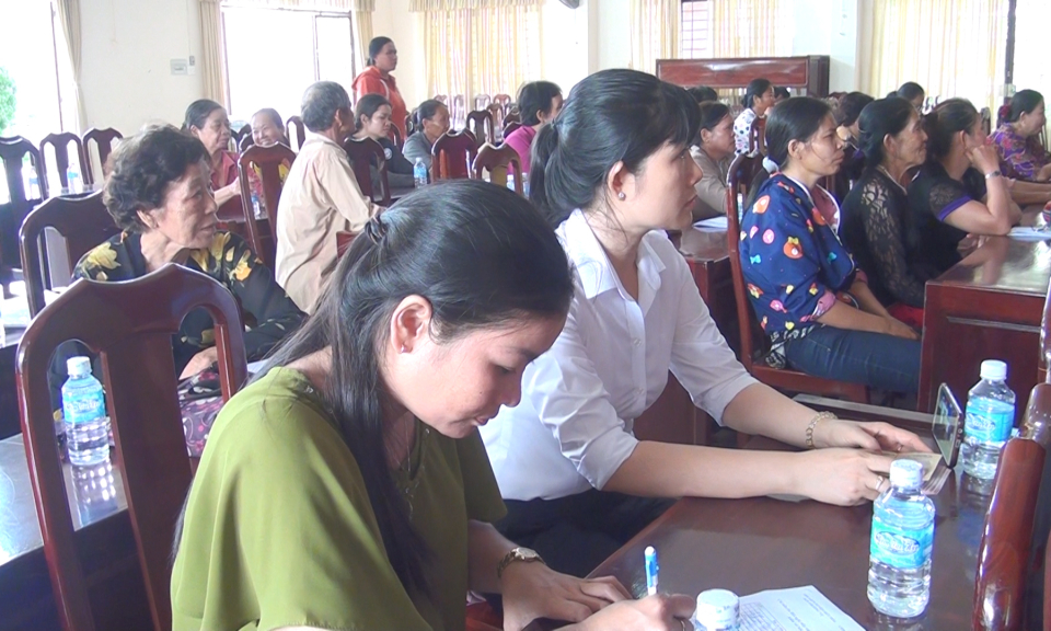 Phụ nữ Đức Hòa đối thoại về chế độ bảo hiểm với hội viên