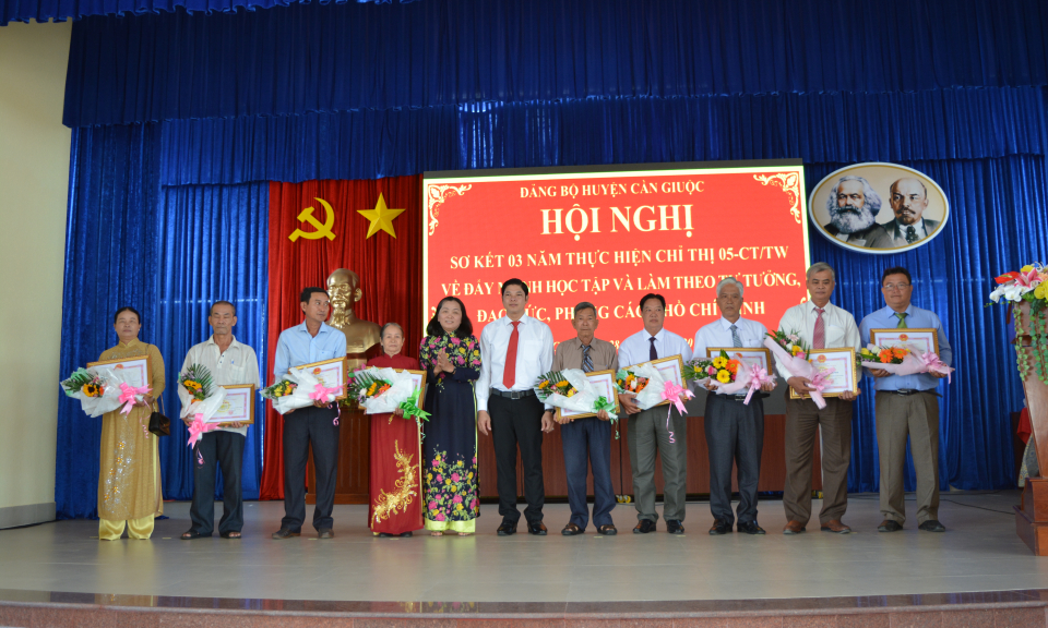 Cần Giuộc, Đức Hòa: Sơ kết 3 năm thực hiện Chỉ thị 05 của Bộ Chính trị