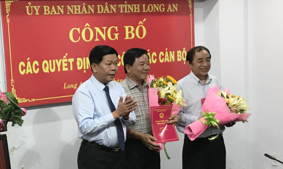 UBND Tỉnh công bố các quyết định công tác cán bộ.