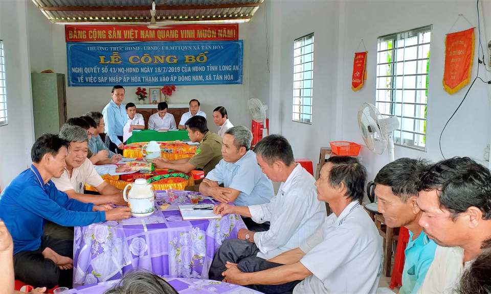 Tân Thạnh: Tổ chức lễ công bố Nghị quyết sáp nhập ấp trên địa bàn xã Tân Hòa