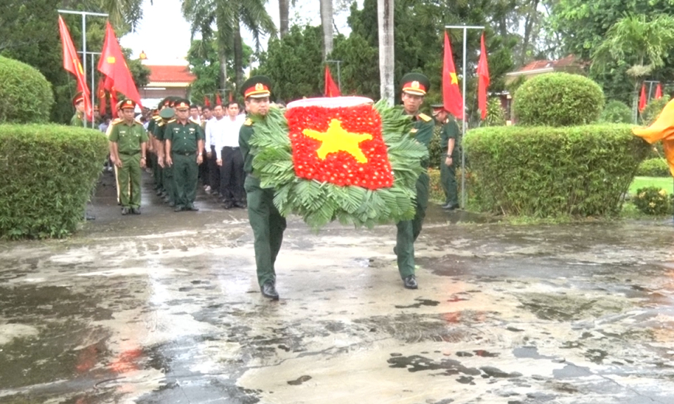 Đức Hòa: Viếng nghĩa trang liệt sĩ nhân kỷ niệm ngày quốc khánh 2/9