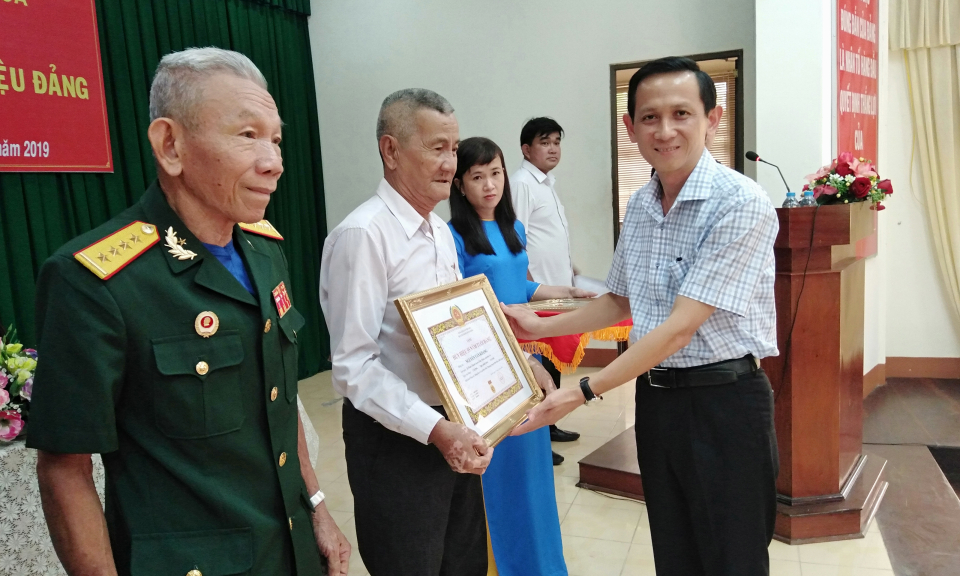 Đức Hòa, Đức Huệ: Trao huy hiệu Đảng đợt 2/9 năm 2019