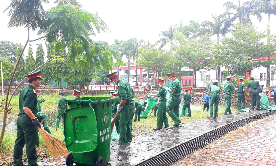 Ra quân tổng vệ sinh công viên TP.Tân An